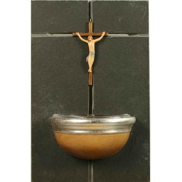 Weihwasserkessel auf Schiefer mit Jesus Kreuz