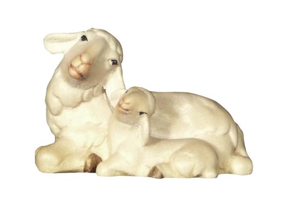 Schaf liegend mit Lamm schlafend