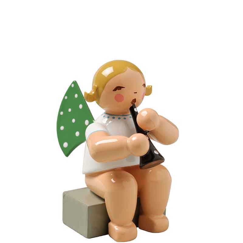 Engel mit Klarinette sitzend