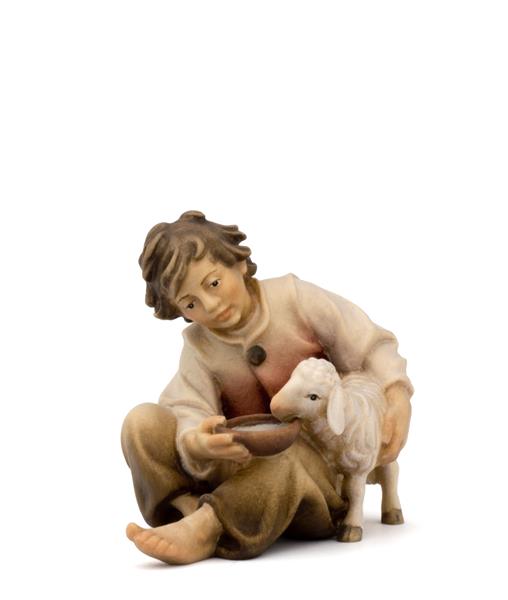 Junge sitzend mit Schaf