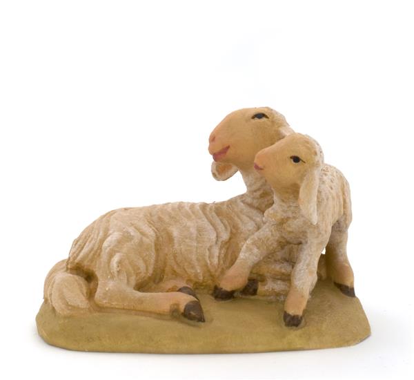 Schaf liegend mit Lamm stehend