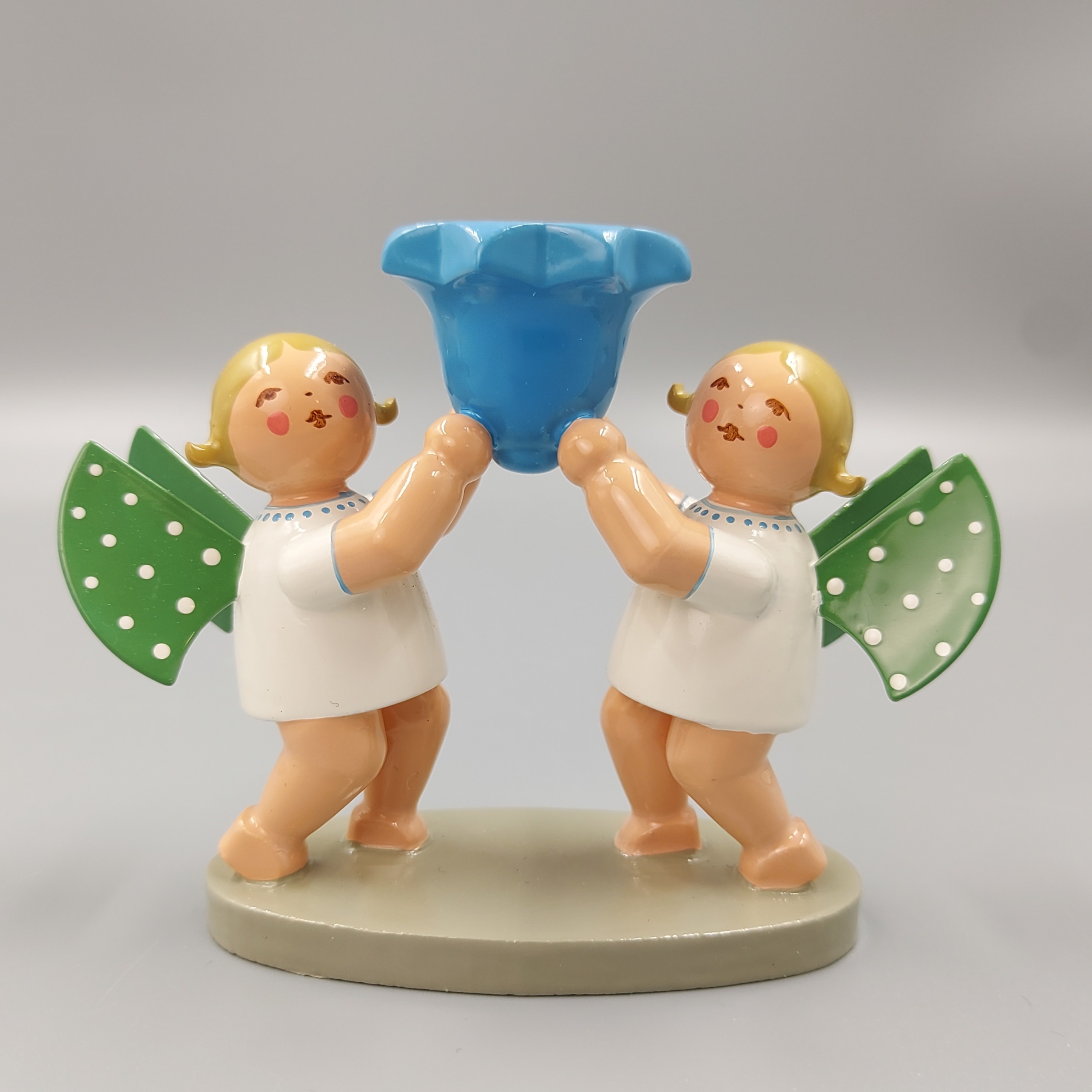 Engelgruppe mit Lichtnapf