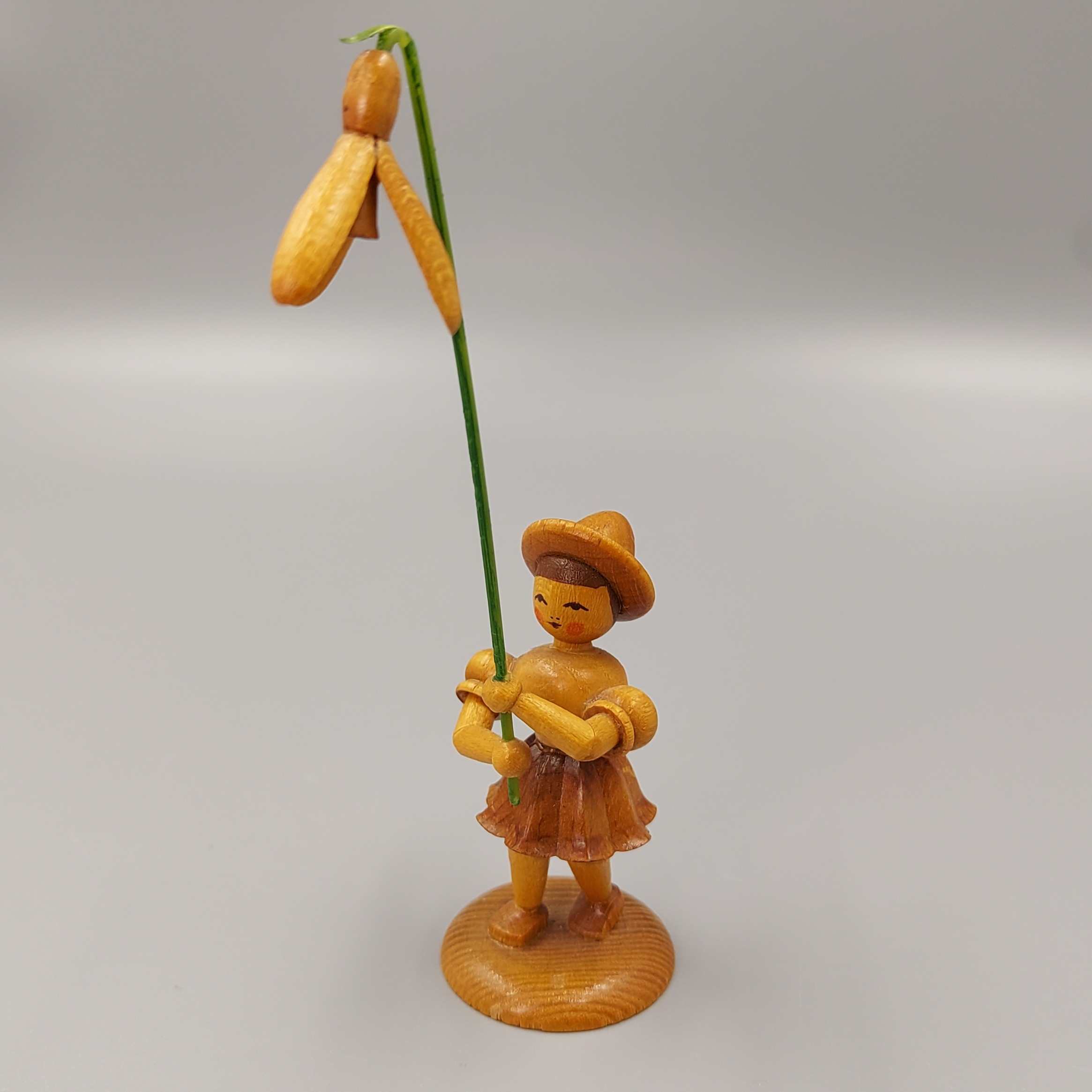 Blumenkind mit Schneeglöckchen