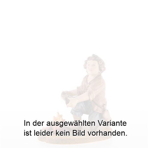 Bub kniend neben Feuerstelle Bub kniend neben Feuerstelle