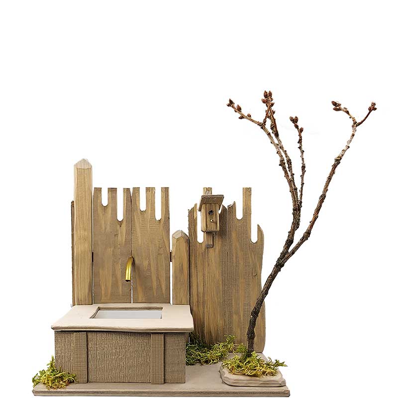 Brunnen m. Holzbecken und elektrischer Wasserpumpe Brunnen m. Holzbecken und elektrischer Wasserpumpe