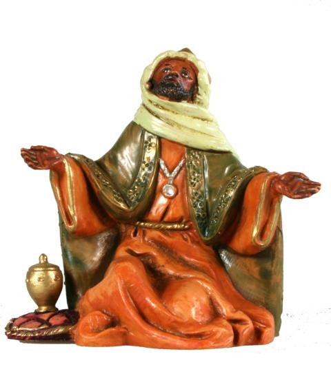 König Mohr kniend