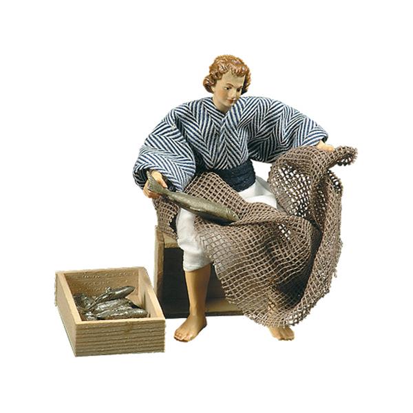 Fischer mit Fische auf Holzkiste