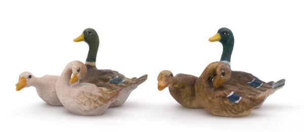 Dreiergänsegruppe schwimmend
