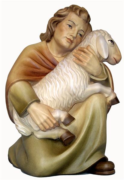 Hirt kniend mit Schaf auf Knie
