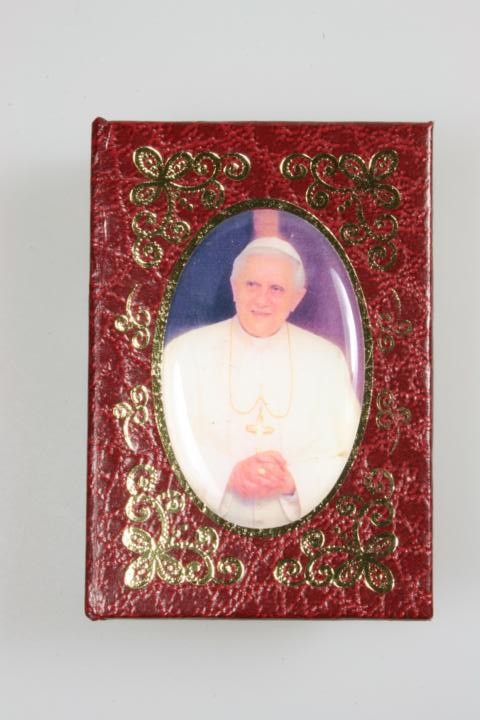 Rosenkranzdose mit Papst Benedikt
