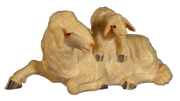 Schaf mit Lamm auf Rücken