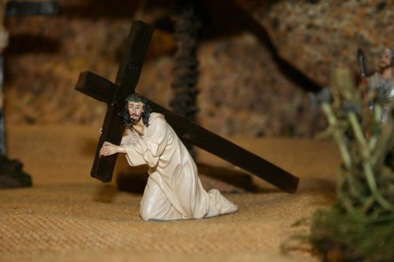 Passionsfiguren - Jesus unter dem Kreuz Passionsfiguren - Jesus unter dem Kreuz